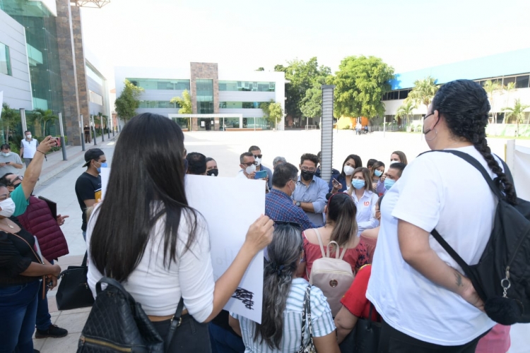 Yo pago por resolver injusticias, asegur&oacute; secretario de educaci&oacute;n a maestros