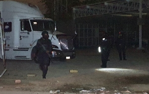 Aseguran autoridades alrededor de tres toneladas de droga en cami&oacute;n de carga