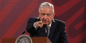 AMLO exhibe a senadores que est&aacute;n en contra de ampliar permanencia del Ej&eacute;rcito hasta 2028