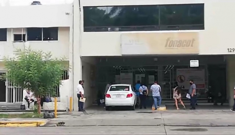 Usuarios de cr&eacute;dito madrugan en Fonacot para solicitar pr&eacute;stamo.