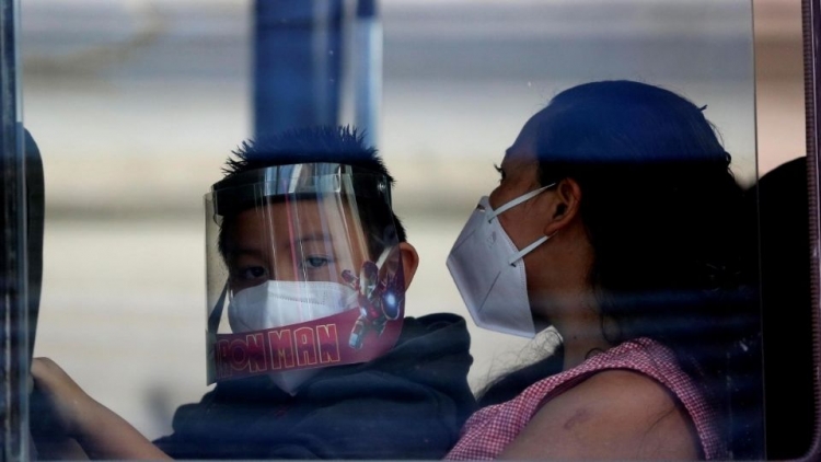 Mandan a cuarentena a 440 ni&ntilde;os tras inicio de clases en Florida; contagios se disparan