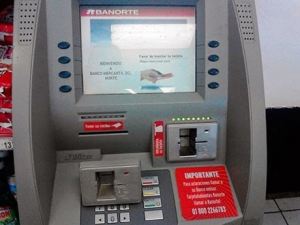 Pillos intentan robar un cajero autom&aacute;tico de una Ley Express, pero &iexcl;les falla la camioneta!