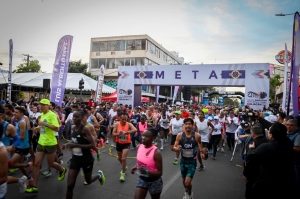Con la participaci&oacute;n de m&aacute;s de 500 universitarios, la UAS estuvo presente en el Marat&oacute;n Internacional de Culiac&aacute;n