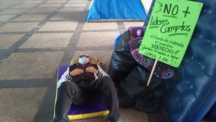 Docentes del SNTE 53 cierran accesos del Palacio de Gobierno; exigen el Fondo de Vivienda