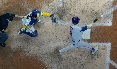 &Aacute;lvarez la bota dos veces y los Astros ligan ocho victorias; Houston apalea a Milwaukee