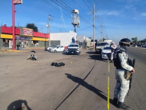 Guardia Nacional localiza ejecutado a un hombre sobre la carretera Culiac&aacute;n-Eldorado; ten&iacute;a un 'narcomensaje' en su espalda