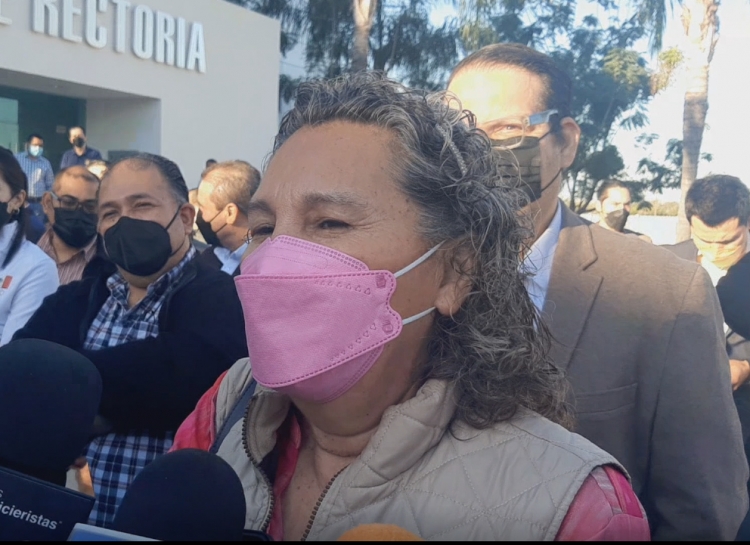 Directora de Prepa de la UAS niega acusaciones de misoginia y homofobia por revisi&oacute;n de falda escolar