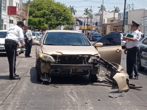 Jovencita a bordo de un veh&iacute;culo embiste a un polic&iacute;a de tr&aacute;nsito y lo manda al hospital, en Culiac&aacute;n