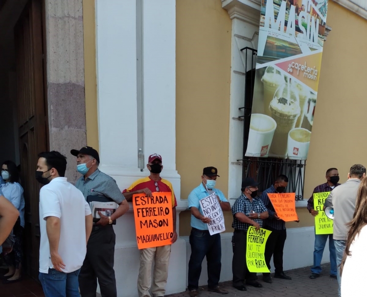 Polic&iacute;as jubilados se manifiestan en evento de campa&ntilde;a del candidato Rocha Moya y Ferreiro