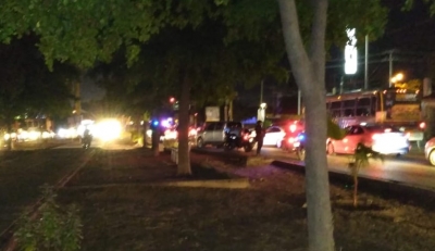 Reportan camioneta abandonada en Villa Universidad; tiene reporte de robo
