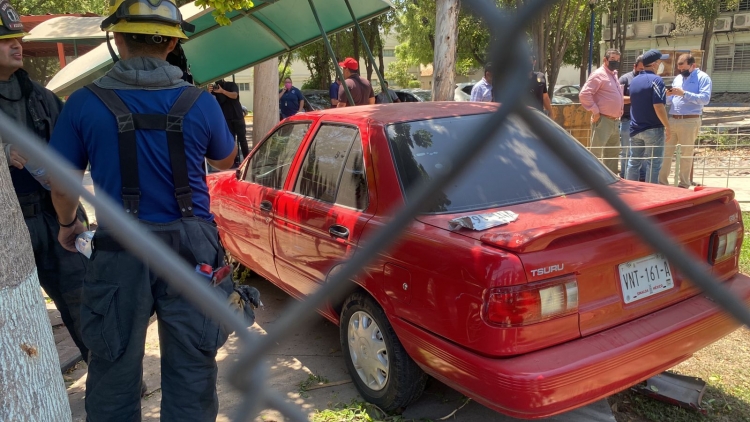 Tres estudiantes resultaron heridos tras irrupci&oacute;n de un autom&oacute;vil por accidente en el &aacute;rea del comedor de la Facultad de Inform&aacute;tica