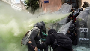 Polic&iacute;a se enfrenta contra colectivas feministas en marcha por el aborto legal 