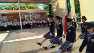 Felices pap&aacute;s y ni&ntilde;os en el inicio del ciclo escolar