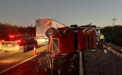 Tr&aacute;iler con remolque se estampa en muro de contenci&oacute;n de la Autopista Mazatl&aacute;n-Culiac&aacute;n, a la altura de San Ignacio