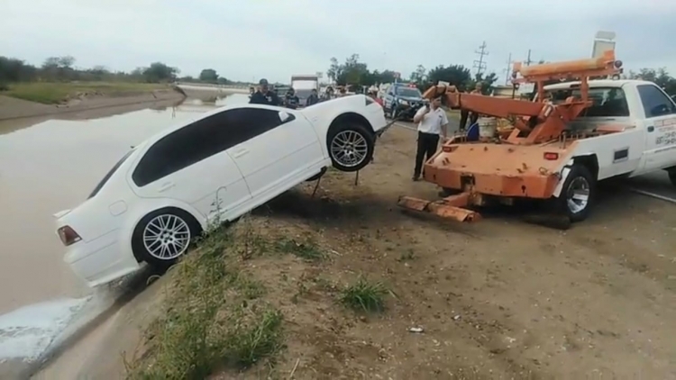 Cay&oacute; al canal humaya y pudo salir para contarlo
