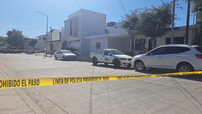 Auto robado lo impactan en una casa en la colonia L&aacute;zaro C&aacute;rdenas