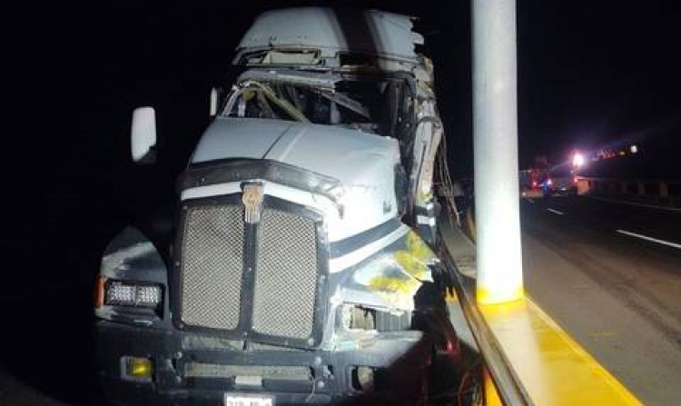 Chofer y copiloto mueren en volcadura de tr&aacute;iler en t&uacute;nel de la supercarretera Mazatl&aacute;n-Durango