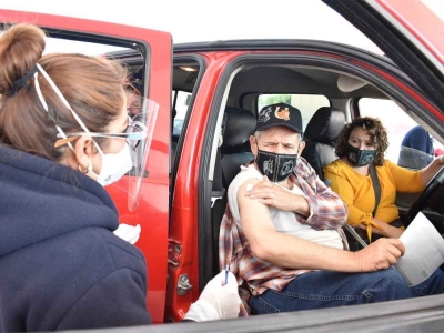 Inicia vacunaci&oacute;n en autom&oacute;vil para adultos mayores en Toluca