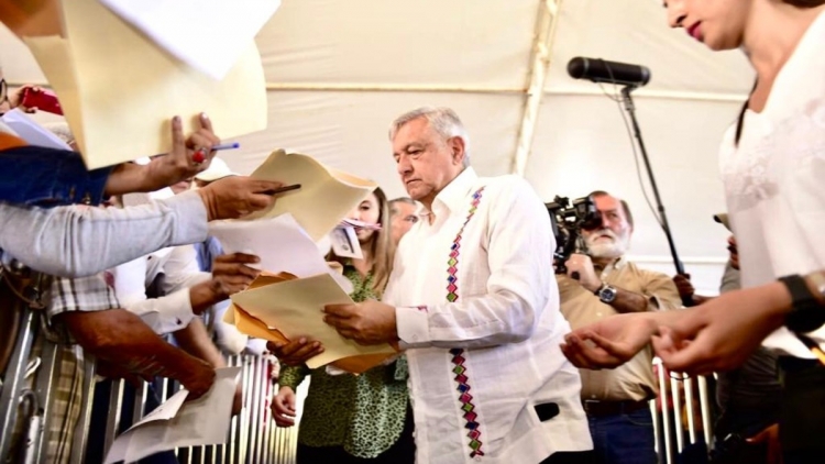 AMLO amaga con terminar mitin por protestas