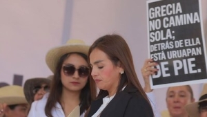 Alcaldesa de Uruapan recibe m&aacute;s de 15 elementos de la Defensa tras pedir protecci&oacute;n, revela Sheinbaum