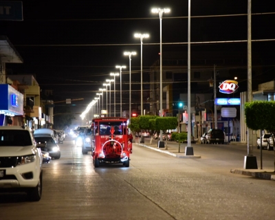 Gobernador y alcaldesa  levantan el switch para encender las nuevas luminarias de "La Rosales"