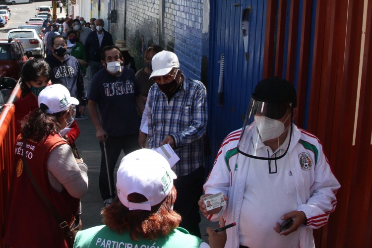 Ante cr&iacute;ticas, ya no se tomar&aacute; foto al INE de personas vacunadas contra el COVID