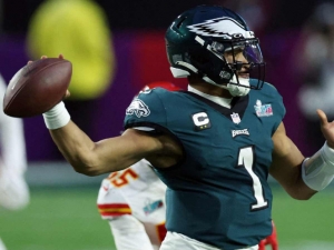 Jalen Hurts firma contrato con Filadelfia por m&aacute;s de 4 mil Millones de Pesos