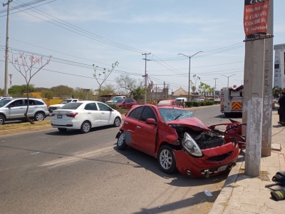 Aparatoso choque por la carretera a Sanaloa deja tres personas heridas, en Culiac&aacute;n