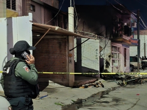 Mujer fallece quemada en incendio de casa provocado por sicarios en Infonavit Barrancos