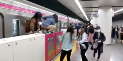 Hombre disfrazado de Joker hiri&oacute; a 10 personas en tren de Tokio