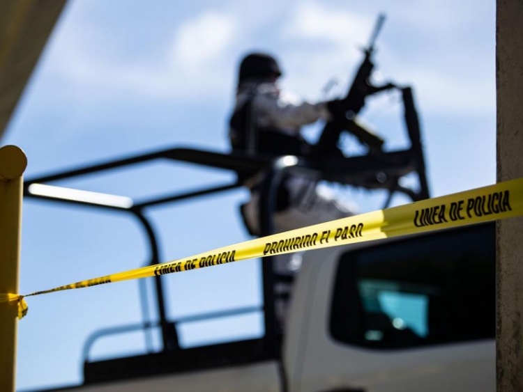 Ejecutan a 9 personas; dejan cuerpos colgados en un puente de Zacatecas