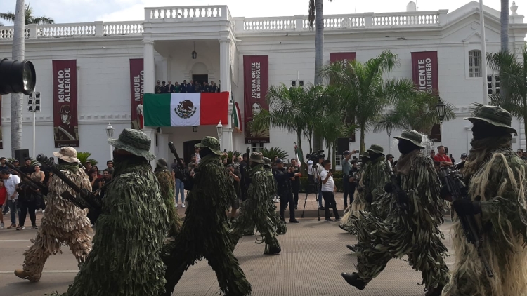 Lucido desfile de la artiller&iacute;a militar y civil al conmemorarse 213 a&ntilde;os de la Independencia