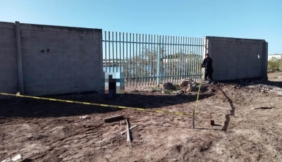 Descubren colgado el cad&aacute;ver de un hombre en la barda de una Prepa, en Topolobampo