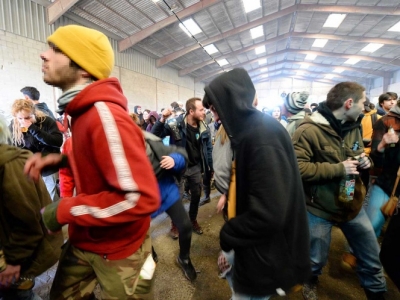 Desaf&iacute;an la ley en Francia y organizan fiesta masiva