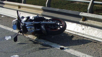 Por 'echar carreritas', motociclista cae de puente en Tlalpan y muere