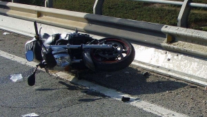 Por 'echar carreritas', motociclista cae de puente en Tlalpan y muere