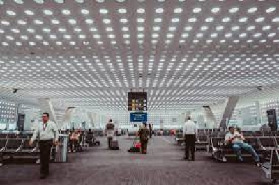 Cierre de fronteras extranjeras por &Oacute;micron provoca incertidumbre en viajeros