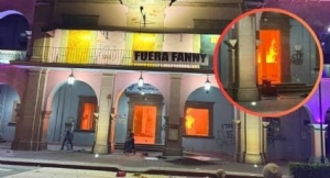 Queman el Palacio Municipal de Apatzing&aacute;n, en Michoac&aacute;n, durante protesta por el asesinato de Carlos Manzo