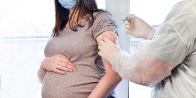 Embarazadas no vacunadas contra covid-19 son m&aacute;s propensas a ser hospitalizadas por contagio: estudio