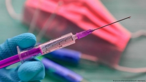 Astrazeneca no podr&aacute; recibir demandas si vacuna covid-19 tiene efectos secundarios
