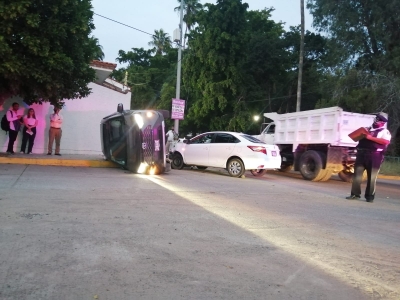 Volcadura en el centro de Culiac&aacute;n deja dos personas lesionadas