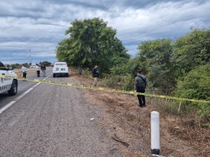 Abandonan a un hombre ejecutado en la autopista Benito Ju&aacute;rez, Navolato