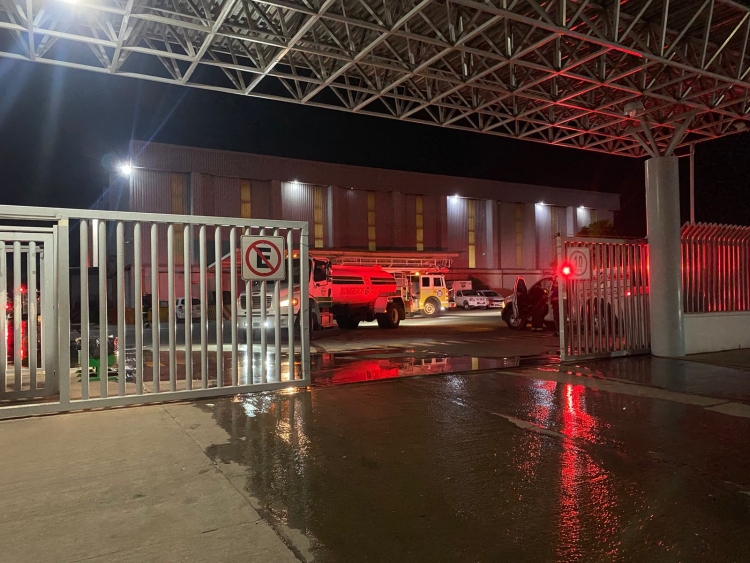 Arden en fuego tres cuartos de una f&aacute;brica de tostadas en Culiac&aacute;n