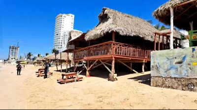 Ejecutan a dos hombres en la palapa de un hotel, en la playa de Mazatl&aacute;n