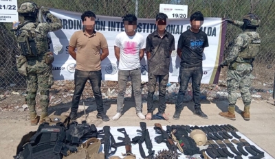 Distintas fuerzas especiales de seguridad detienen a 4 civiles en veh&iacute;culo robado y aseguran armamento en Navolato