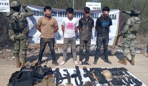 Distintas fuerzas especiales de seguridad detienen a 4 civiles en veh&iacute;culo robado y aseguran armamento en Navolato