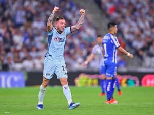 Cruz Azul saca m&iacute;nima ventaja de su visita a Rayados; gana 1-0 en el partido de Ida