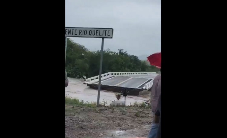 Se derrumba puente El Quelite, r&iacute;os y puentes del sur de Sinaloa se desbordan