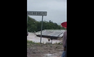 Se derrumba puente El Quelite, r&iacute;os y puentes del sur de Sinaloa se desbordan