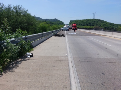 Motociclista resulta herido al derrapar sobre la carretera Culiac&aacute;n-Mazatl&aacute;n